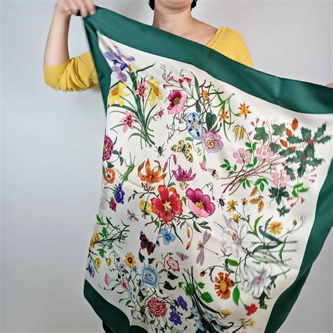 foulard gucci fiori seta come riconoscere originale|Vintage da collezione: i Foulard Flora di Gucci: “giardini di seta”.